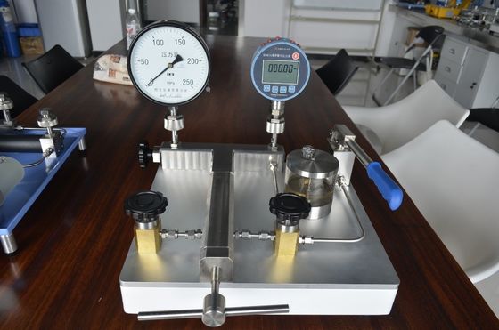 25 Pompa di prova ad alta pressione di olio trasformatore con risoluzione di regolazione di 1 kPa 1600bar
